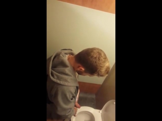 young guy jerking off in the toilet (spy)
