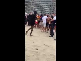 police try to impose distancing and attacked by bathers