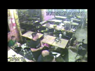 video shows confusion in bar in leblon after suspected attempt